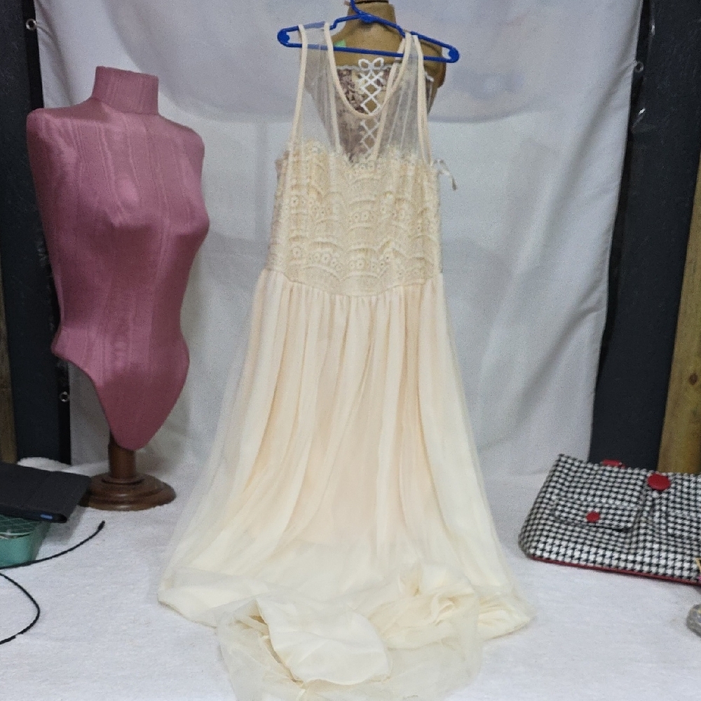 Gianni Bini Cream Backless Lace Dress
